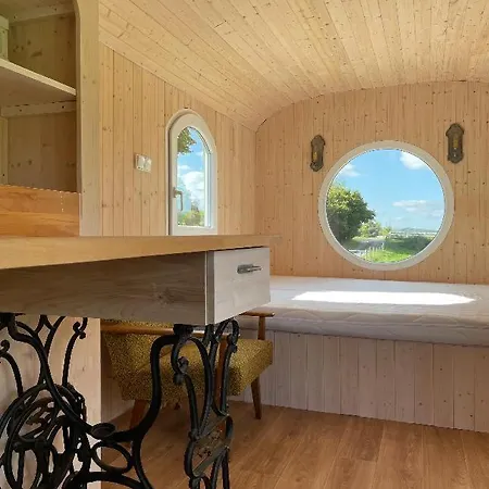 Glamping - Stylova Maringotka V Srdci Ladova Kraje, Pobliz Hlavniho Mesta Prahy 럭셔리텐트 *